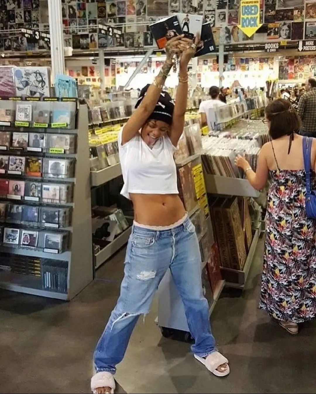 When #Rihanna bought 3 copies of #TravisScott’s “Rodeo” when it dropped‼️🔥 Was this a valid purchase by #Riri ⁉️ #RapTV #laflame #travisscottconcert 