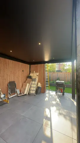 Deze tuinkamer heeft ook een update gekregen door @JSHSpanplafonds & @Spanplafonds Twente  Hier is gekozen voor een mat zwart plafond + verlichting  Benieuwd wat een Spanplafond bij u thuis kost? www.jshspanpafonds.nl #spanplafond#tuinkamer#mat#zwart#kleuren#verlichting#verbouwen#veranda#overkapping#zomeravond#nazomer#gezellig#gezelligheid#onderhoud#schilderen#stuckathome#strak#zomer#winter#knus#heet#spanner#samenwerking 
