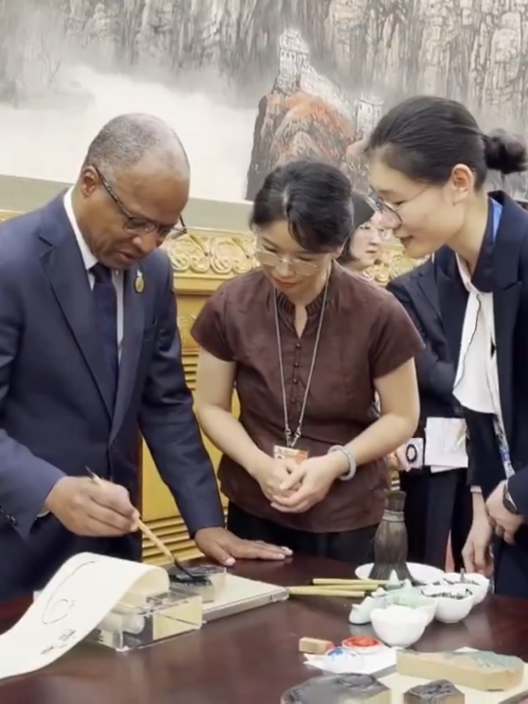 #FOCAC2024 leaders and spouses explored the timeless beauty of Chinese culture, from the delicate art of embroidery to the graceful strokes of calligraphy.