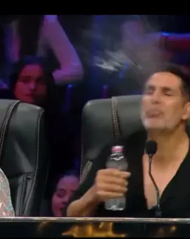 Akshay Kumar Laughing And Spiting Out Water on Hunarbaaz Desh Ki Shaan Show
