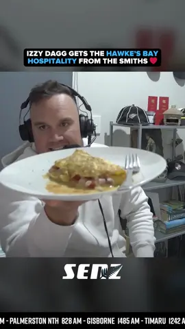 Ian Smith and his lovely wife Louise made sure Izzy Dagg felt right at home while hosting out of Smithy's studio yesterday 🥰 #allblacks #nzrugby #nzcricket #blackcaps #hawkesbay #newzealand #sportsradio #sportspodcast #breakfast #omlette