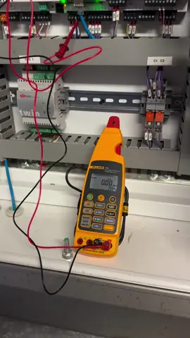 #FlukeFriday 🏆 Using the #Fluke773 to source DC #voltage to drive EC fans! 🤯 The #Fluke 773 #Milliamp Process #ClampMeter gives you the ability to source & measure DC voltage to verify power supplies or I/O signals, source & simulate 4 to 20 mA signals to prove #loop power, and measure 4 to 20 mA signals without breaking the loop! 🔗 Equip yourself today! Tool tagged. 🎥 serial_chiller_hvac