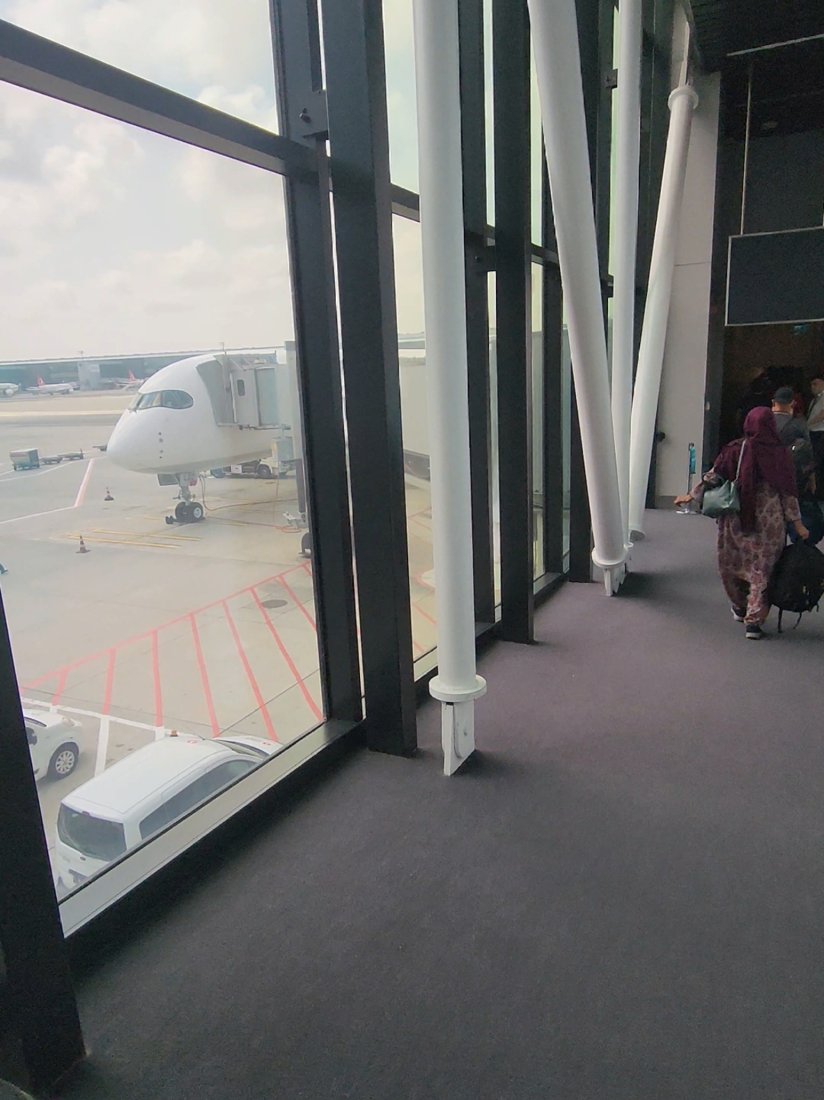 Quien más necesita esa caminata😁 ✈️ ✈️✈️✈️✈️✈️✈️✈️✈️✈️✈️✈️✈️✈️✈️✈️ #viajes #viajestiktok #viajeros  #caminata #caminatas #avion #aviones #aeropuerto #aeropuertos #thewalk #walking #airport #airportlife #plane #planes #traveltiktok #travellingvideos #volar #viajera #paratiiiiiii 