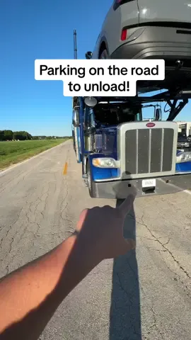 How to unload carhauler on the road! #carhauler #carhauling #carhaulers #truckdriver #trucking #peterbilt #fyp 
