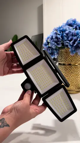 #CapCut Luz solar para exterior. Tiene sensor de movimiento. Genial para mantener tu patio iluminado y hermoso.  #lights #solar #outdoor #outdoorlights #viral #solarlights #viral #foryou #deals #viraltiktok #review #fypage #fypシ゚viral #parati 