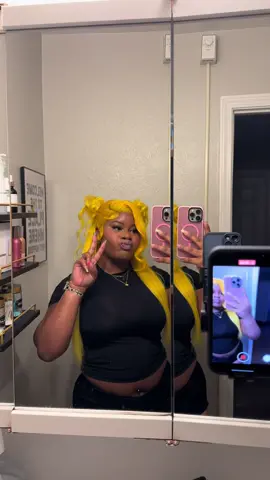 Wireless charger from the tiktok shop! Definitely a must have click the cart to get yours! 💛 #tiktokshop #fypシ゚viral #tiktokshopfinds #tiktokshopmademebuyit #wirelesscharger #carmount 