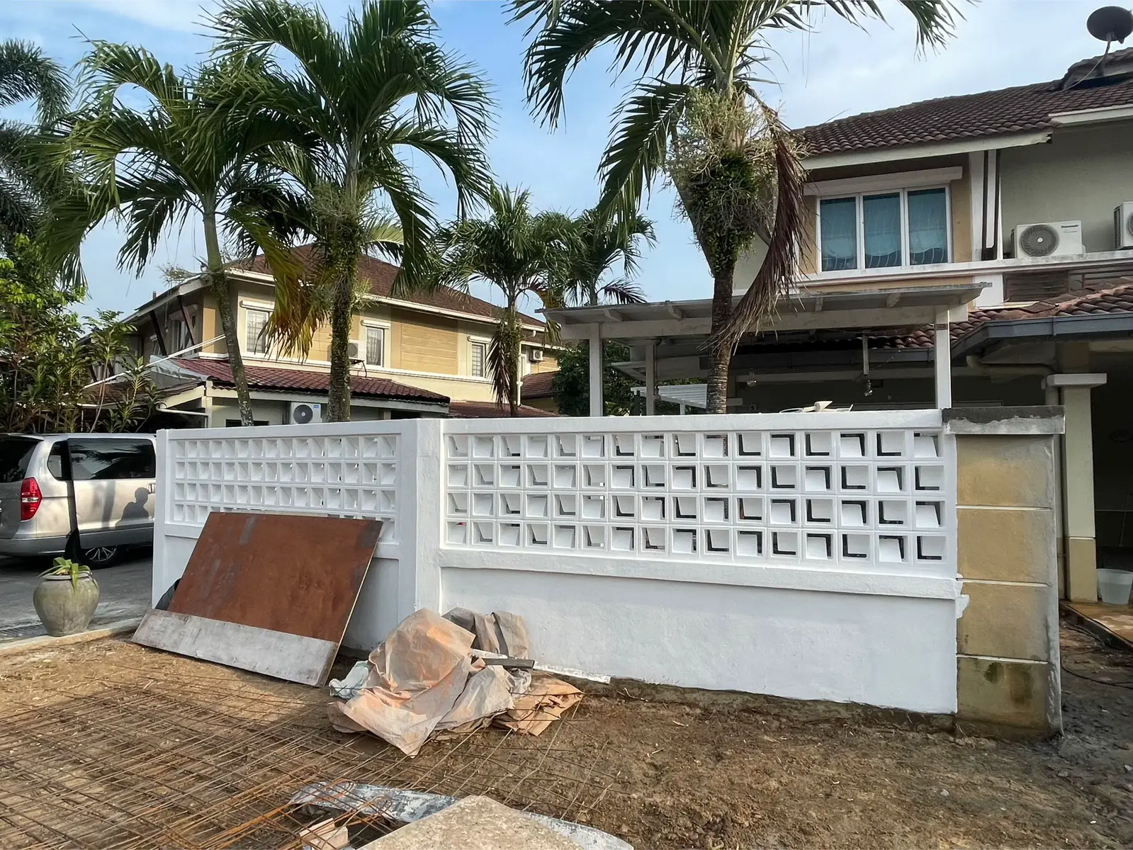 In progress installation breeze block @ sunway kayangan#athariflowersnpots #pasumurahcantik #landscape #breezeblock #renovation #viraltiktok #viralvideo #archdoor 