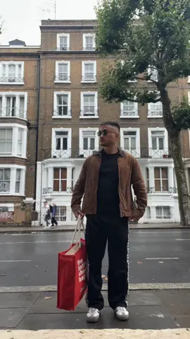 just a tourist with a notting hill shopping bag #london #londontiktok #londontravel #fitcheck #fits #outfitoftheday #travel #nottinghill 