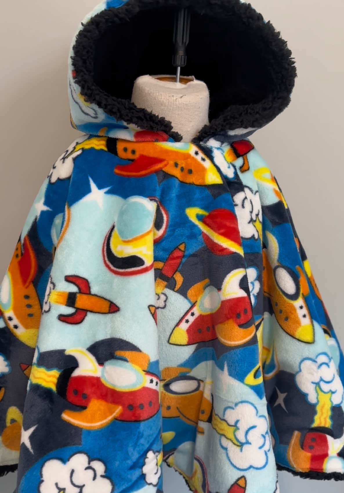 Rocketship Carseat Poncho 🚀 Etsy Shop in Bio 🛒💕 #carseatponchos #paraninospequenos #padresprimerizos #latinostiktok #ponchos #carseatsafety #toddlermusthaves #birthdaygift #wintermusthaves #christmaspresents 