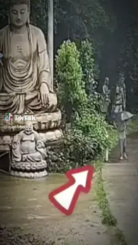 Thế phát xuất gia bảy bốn xuân Đạo Sư Như Huệ đấng cao nhân Nhất tâm tu niệm thông kinh luật Trí sáng hành thâm Bát Nhã tâm Dẫn lối thập phương xa ác nghiệp Chỉ đường bá tánh vượt gian truân Trang nghiêm giới hạnh danh muôn thuở Phổ độ chúng sanh trọn phước phần Nam mô a di đà Phật  , hoan hỷ mn