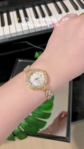 Ang ganda 😭🔥✨  #braceletwatch #bracelet #watchforwomen #womenswatch #quartz #quartzbracelet #diamond #diamondbracelet #girlythings #girly #vintage watch #staineless #gold #crystalbraceletwatch #swarobskiwatch #shine #elegant #pretty #cute #brilliant #diamondbracelet #giftwatch #gift