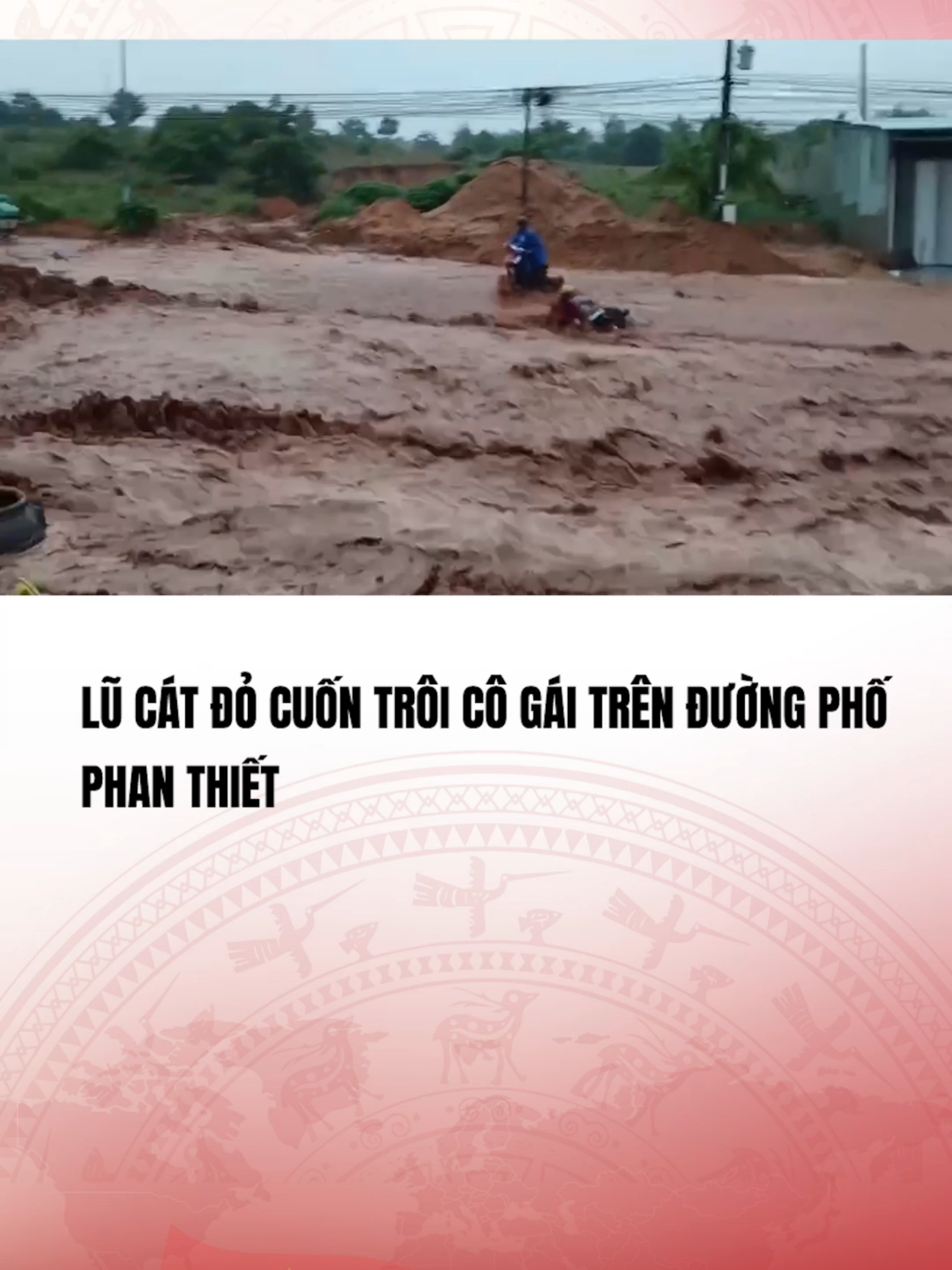 (Video: MXH) Lũ Cát đỏ cuốn trôi cô gái trên đường phố Phan Thiết#vtvcabtintuc#vtvcab#tiktoknews