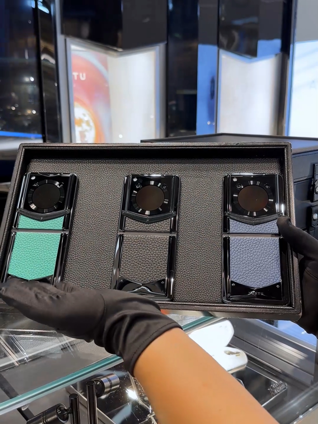 Replying to @makisy22what does the screen of Vertu phone that everyone is wondering about look like? #vertu #vertuphone #luxury #luxuryphone #foldablephone #phonescreen #fyp #foryou 