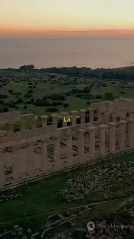 La Valle dei Templi: un viaggio nel tempo. La Valle dei Templi, situata ad Agrigento, in Sicilia, è uno dei più straordinari siti archeologici del mondo e rappresenta l'antica città di Akragas, fondata dai Greci nel VI secolo a.C. Questo vasto complesso ospita una serie di templi dorici magnificamente conservati, dedicati a diverse divinità della mitologia greca, tra cui il celebre Tempio della Concordia, uno dei meglio conservati, e i Templi di Giunone, Ercole e Zeus. La valle era il cuore religioso e politico di Akragas, una delle città più ricche e potenti del mondo greco antico. Nonostante la sua distruzione da parte dei Cartaginesi nel 406 a.C. e i successivi secoli di storia turbolenta, le rovine dei templi sono sopravvissute, testimoniando la grandezza e lo splendore dell'antica civiltà greca in Sicilia. Oggi, la Valle dei Templi è Patrimonio dell’Umanità UNESCO e attira visitatori da tutto il mondo, affascinati dalla sua bellezza monumentale e dal panorama mozzafiato che la circonda, unendo storia, arte e natura. #tendenza #storia #history #unesco #turismo #travel #CulturalHeritage #italia #italy #perte #foryou #world #romani #grecia #StoriaDellArte #sicily #sicilia #valledeitempli 