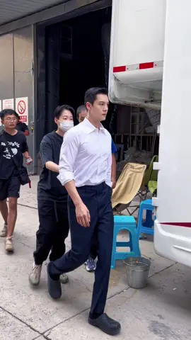 William Chan's white shirt look is so hot on the set of the TV drama “Love’s Ambition” 陈伟霆背头白衬衫造型走路带风～新剧《许我耀眼》上班路透 #陳偉霆 #WilliamChan  #陈伟霆 #williamchanwaiting #actor #fashion #cdrama #lovesambition #许我耀眼 #陈伟霆许我耀眼 #seeheragain #太阳星辰 