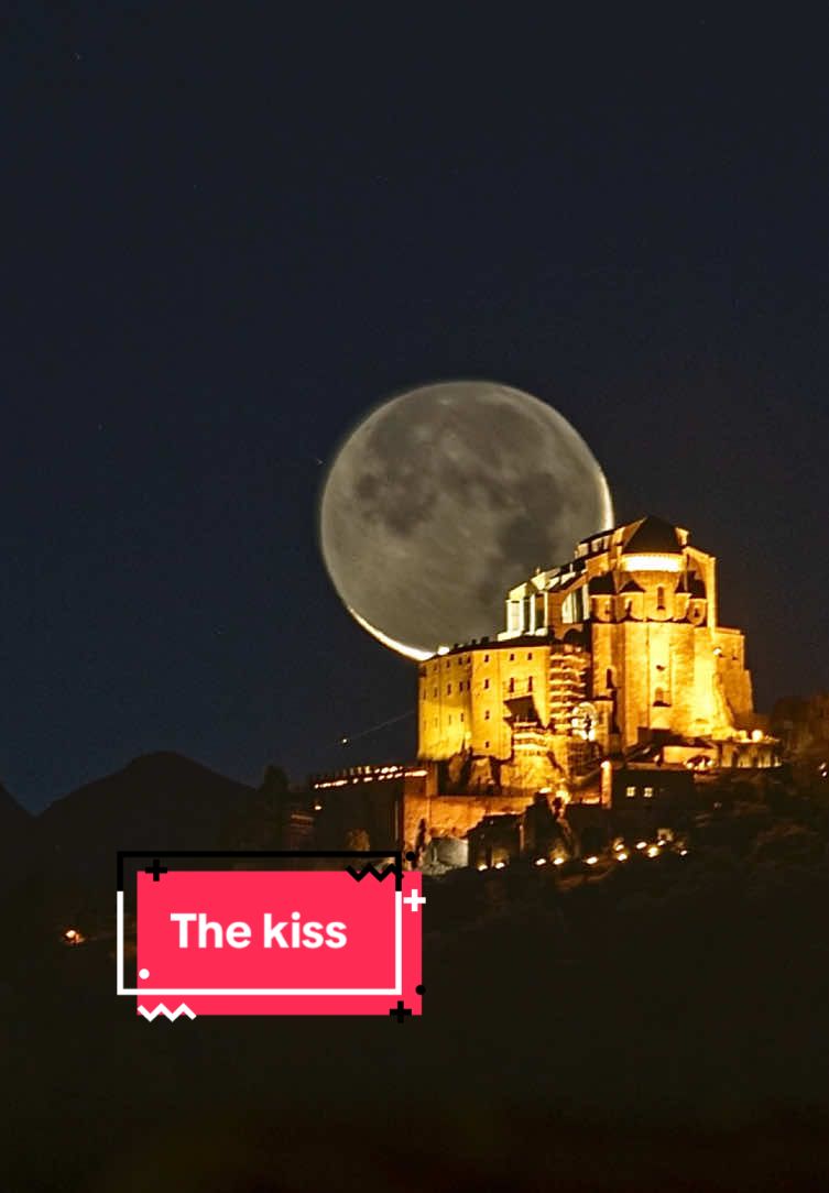 The kiss  #torinoèlamiacittà #torino #turin #sacradisanmichele #piemonte #piedmont #italy #italia #italy🇮🇹 