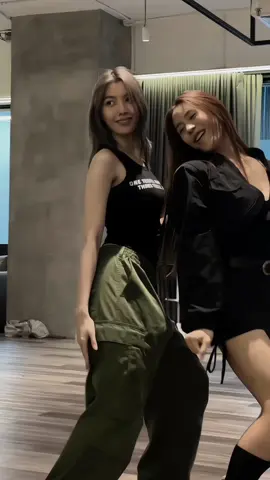 เทอขาจะเต้นท่าไหนก็ได้เพราะมีคนมาคุมอยู่😌(คนคุมขนาดเต้นท่าลุงยังหล่อนะนั่น🤧)#หลิงออม #lingorm #หลิงหลิงคอง #ออมกรณ์นภัส #lingling #gl #ใจซ่อนรักthesecretofus #foryou @TikTok @Lingling Kwong @ออมออมเอง:^D 