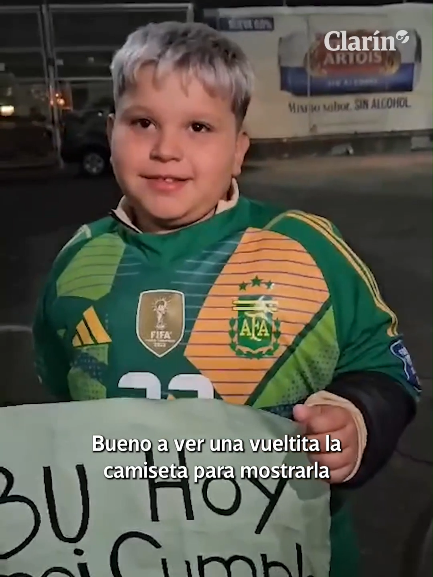 "CASI ME PONGO A LLORAR": EL NIÑO AL QUE DIBU MARTÍNEZ LE CUMPLIÓ EL SUEÑO ❤ En medio de la vuelta olímpica con la Selección Argentina, el arquero se acercó a la platea para entregarle su camiseta a un fanático que cumplía años. 👉 ¿Qué te pareció?