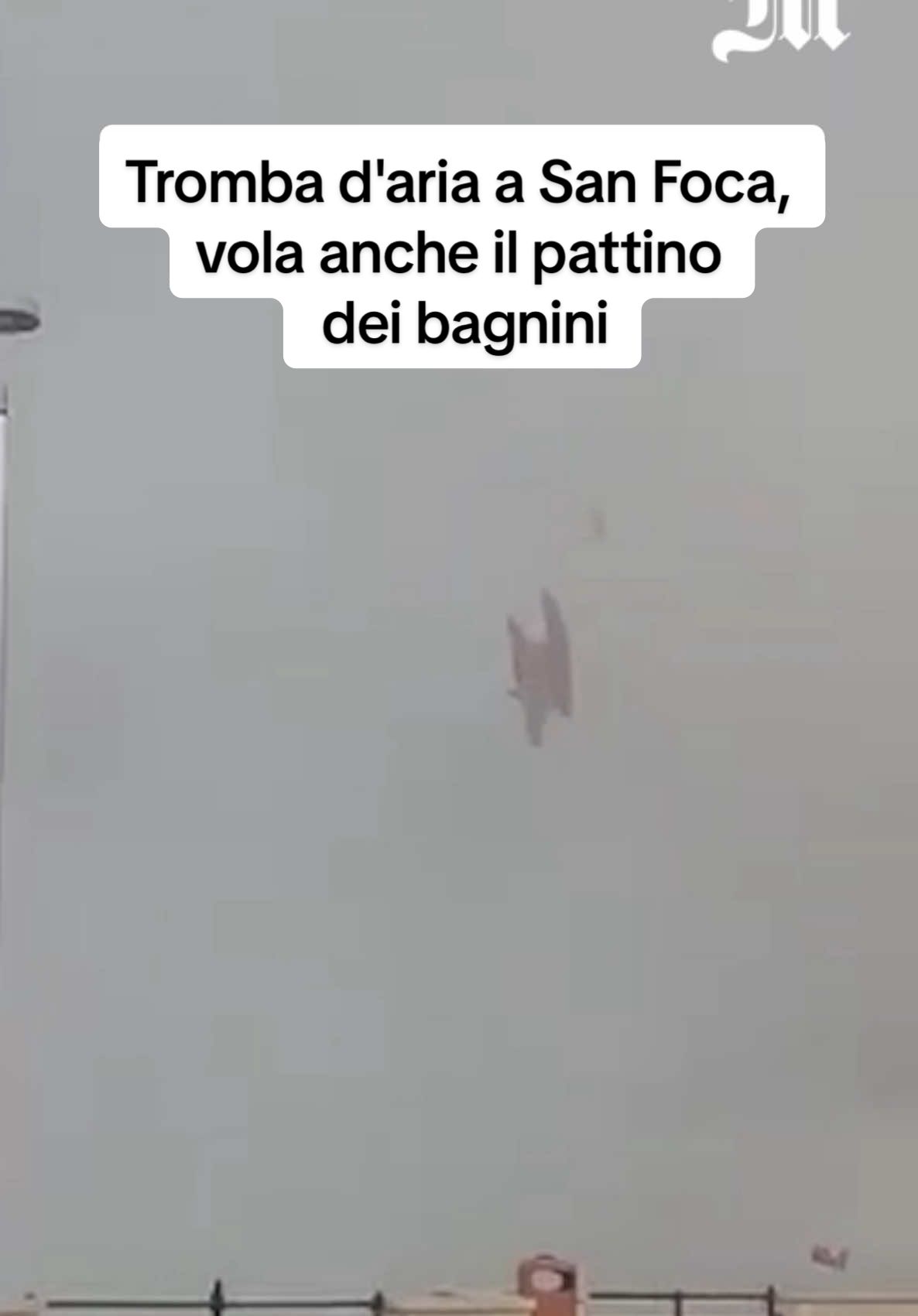 Oggi una violenta tromba d'aria ha colpito il litorale di Lecce, a San Foca. La tromba d'aria si è avvicinata pericolosamente al lungomare, provcando la fuga di bagnanti e persone a passeggio. Un pattino dei bagnini ha preso il volo ed è arrivato fino alle strade della città.  . . . [#IlMessaggero] #trombadaria #lecce #sanfoca #spiaggia #bagnini 