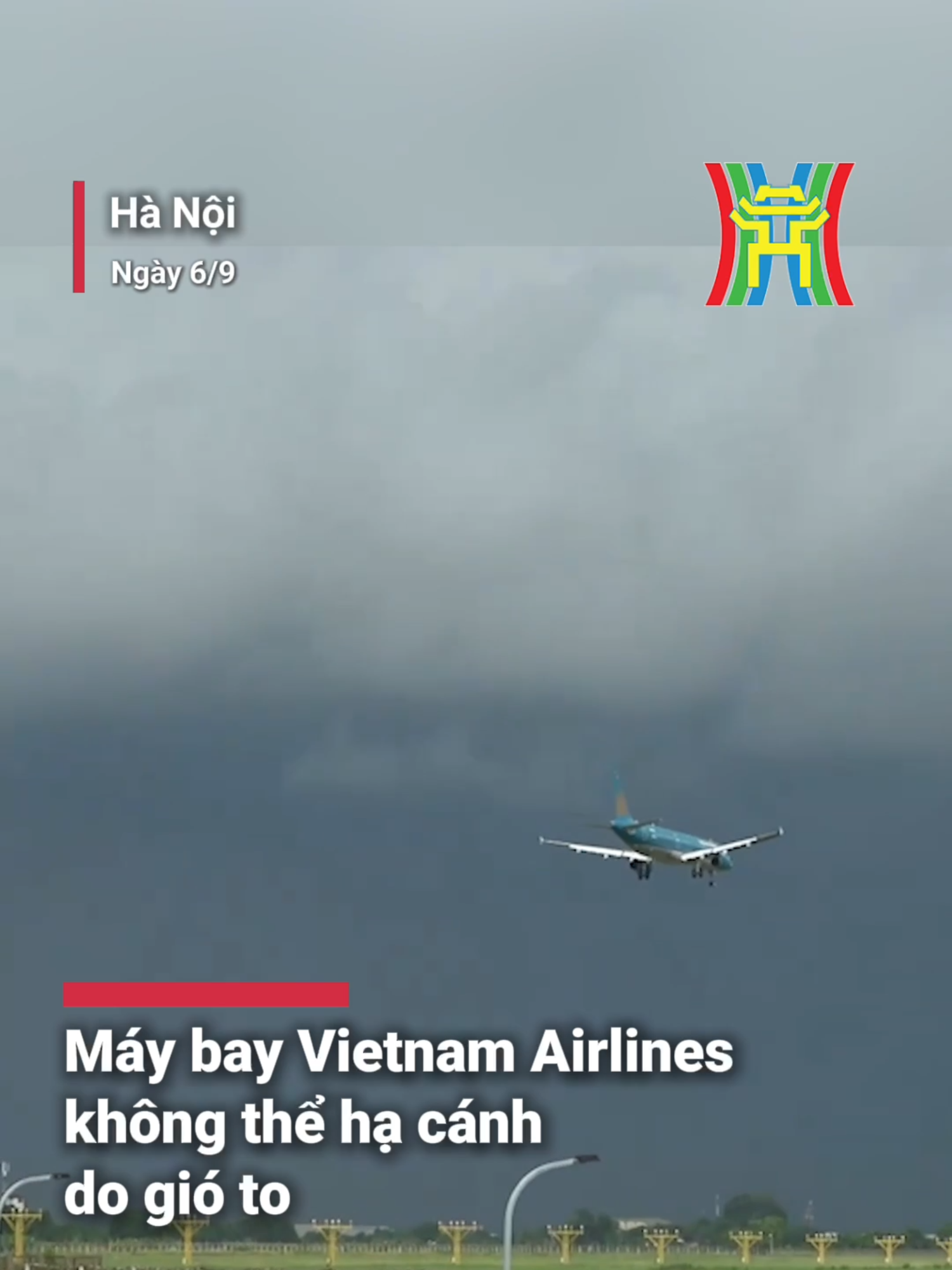 Chiều 6/9, một máy bay Vietnam Airlines không thể hạ cánh do gió to. Credit: Trần Đăng Khoa. #htvdaihanoi #tiktoknews #baoso3 #baoyagi #thoitiet