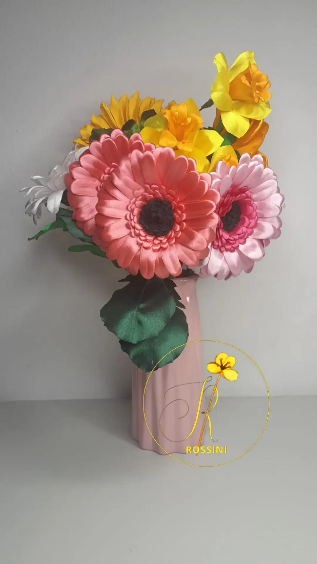 CADA VEZ ME SORPRENDO CON LAS FLORES QUE HOGO🥰🙂💐🌻. SIN DUDA VALIÓ LA PENA LAS HORAS DE PRÁCTICA 🥰🌹💖 #rossini #rosas #gerberas #girasoles #tulipanes #flores #floreseternas 