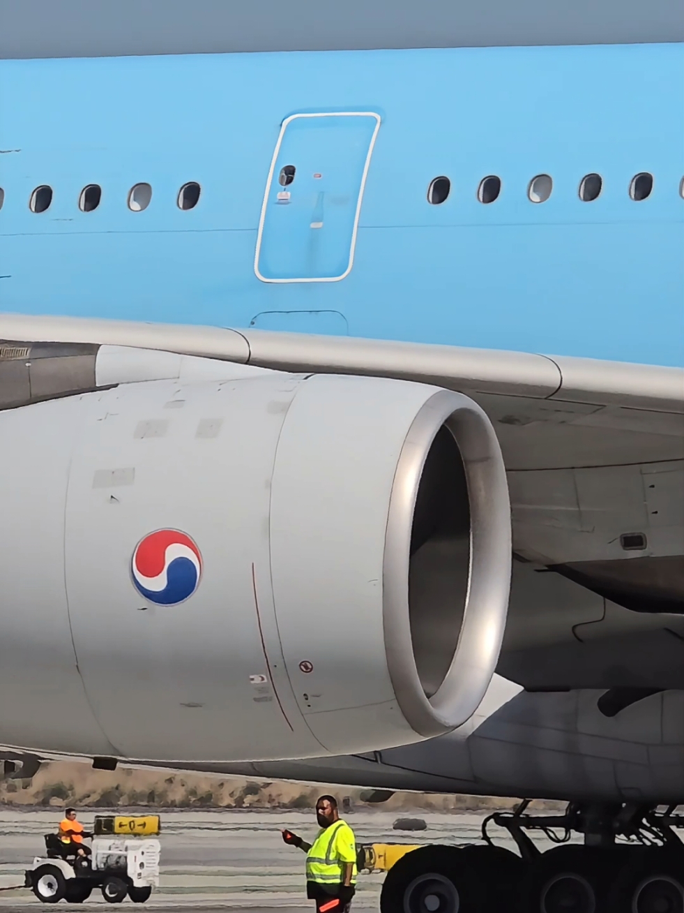 😱 Que grandisimo se ve el Airbus380 Korea Air entrando a la puerta de embarque. #aviation #airbus #a380airbus #airplane #airport #lax #losangeles 