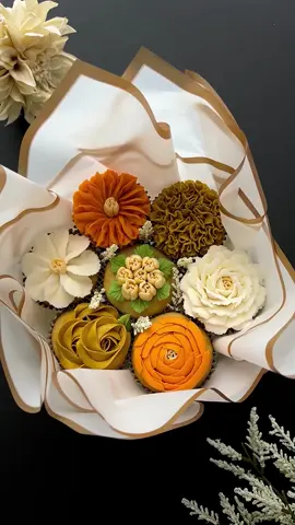 Cupcake Bouquet TheCupcakeExperience.com #cupcakedesigns #cupcakebouquet #dallasbaker 