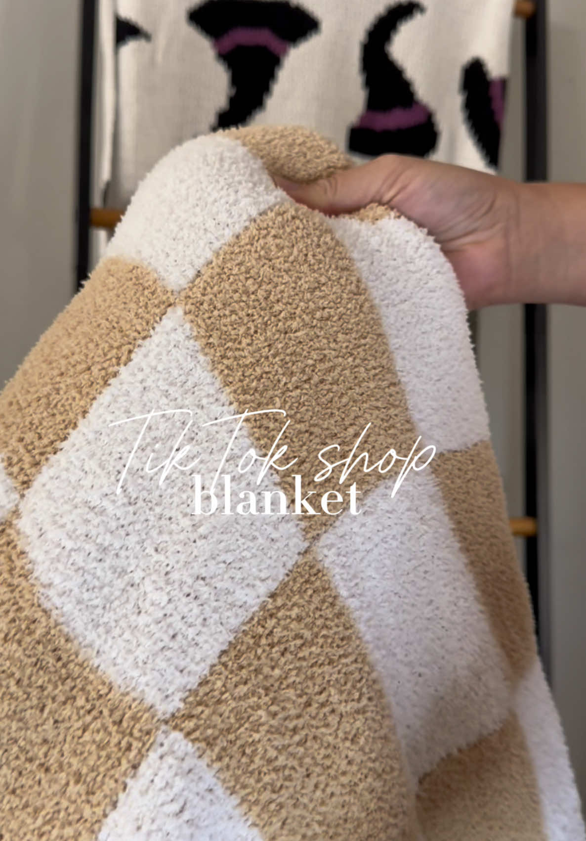 Love my new blanket 🫶🏻 it is soooo soft #tiktokshop #fallaesthetic #fallblanket #trending #giftideas 