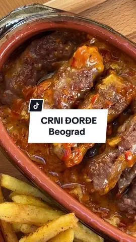 Crni Đorđe, Karađorđeva 33, Beograd Crni Đorđe je uradio jednu jako pametnu stvar. Nabavio meso od proverenih dobavljača koji su doktorirali na temu određenog tipa ćevapa, pripremio ih kako treba i to je to. Zvuči jednostavno ali praksa to obično demantuje. Dakle ako želite da probate više različitih tipova ćevapa koji odlično predstavljaju originale ovo je mesto. Banjalučki je od banjalučkog ćevapa iz Novog Sada, ranije sam već kačio video od njih i to je po meni najbolji banjalučki u zemlji. Išao bih čak malo i dalje da kažem da bi u Banjaluci komotno bio među najboljima. Jedino što nedostaje ovde je autentičan somun pa da ugođaj bude potpun.  Sarajevski ćevap je Moravin, ja sam dobro poznat Moravin fan tako da ovde nema greške. Jedino ponovo oko somuna, za pravu autentičnost oko servisa, nisu spakovani unutar somuna, ali to je sistem koji su primenili na sve ćevape. “Sarajevski” somun dolazi sa strane svakako. Pazarski i Crni Đorđe (pribojski) su potpuno autentični, to je taj ćevap, oba odlična.👌🏼 Kajmak je iz Pranjana ❤️ u kombinaciji sa ajvarom to je san snova i kao što rekoh, sve bih u to od hrane trpao.😁