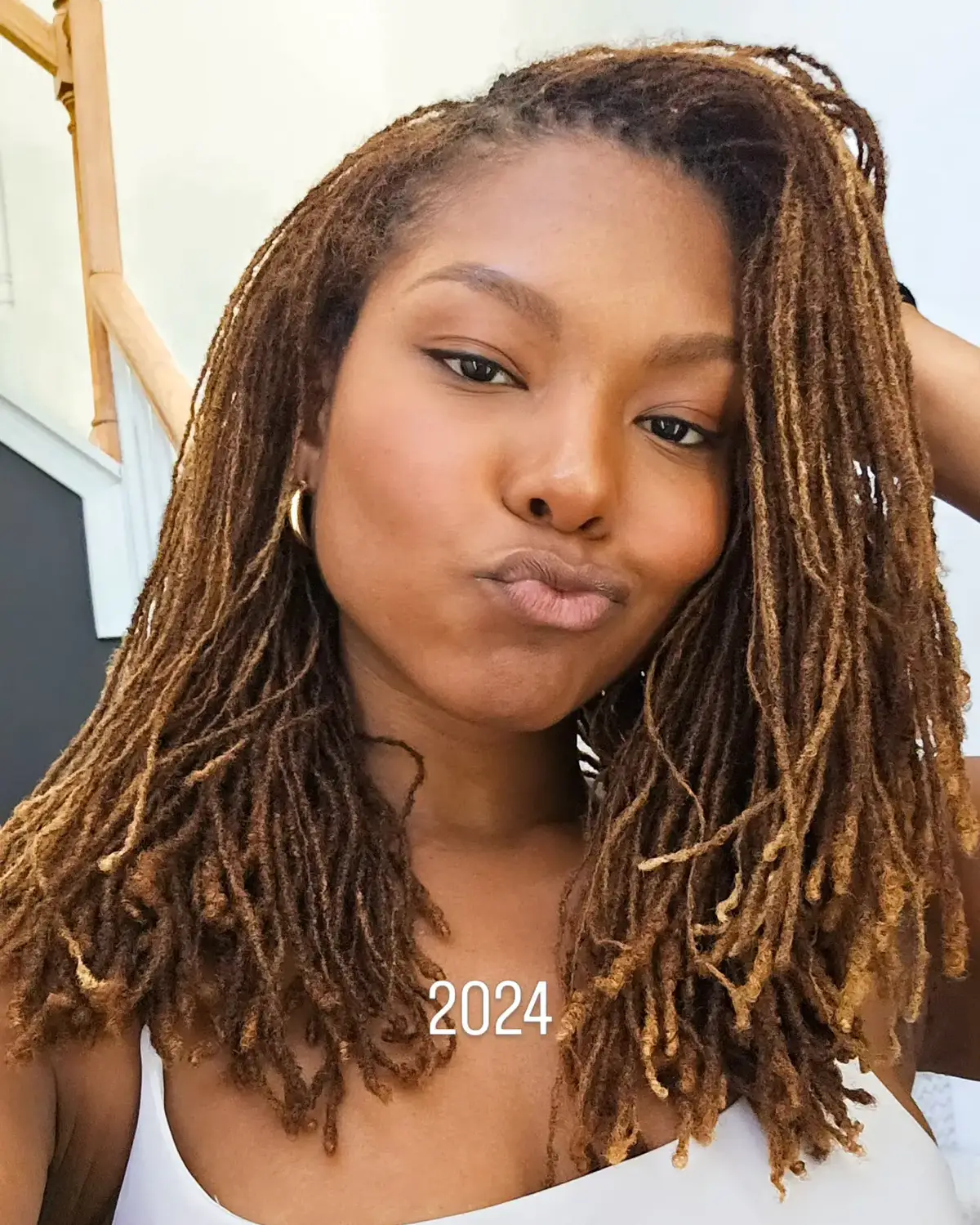 Been a basic box dye girl for a good minute 💋✨️ I love the freedom that locs has given me within my life  I did like my loose natural hair, but in reality, I don't miss the amount of time and maintenance that it took to keep up.  I like to live a simplistic lifestyle where I can get up and be ready to go whenever/wherever. I used to spend hours and hours on end washing, detangling, styling, and drying my hair. Now I can spend less than an hour washing my hair, with no detangling or additional styling needed. It works better for me and gives me more freedom to spend my time doing other things throughout the week that I find more important.  As far as the dye, I've never had major problems when I dyed my hair myself with just a box color that wasn't a blonde/bleach. For curious minds, the exact haircolor that I've been using for the entirety of my loc journey over the last 4 years is linked in my bio if you want to check it out. It's from the brand @darkandlovely  I redo my roots every 3-4 months with the box dye, and that's it. No additional products or steps. #locs #sisterlocks #silkpress #microlocs #locjourney #locstyles #naturalhair #naturalhairstyles 