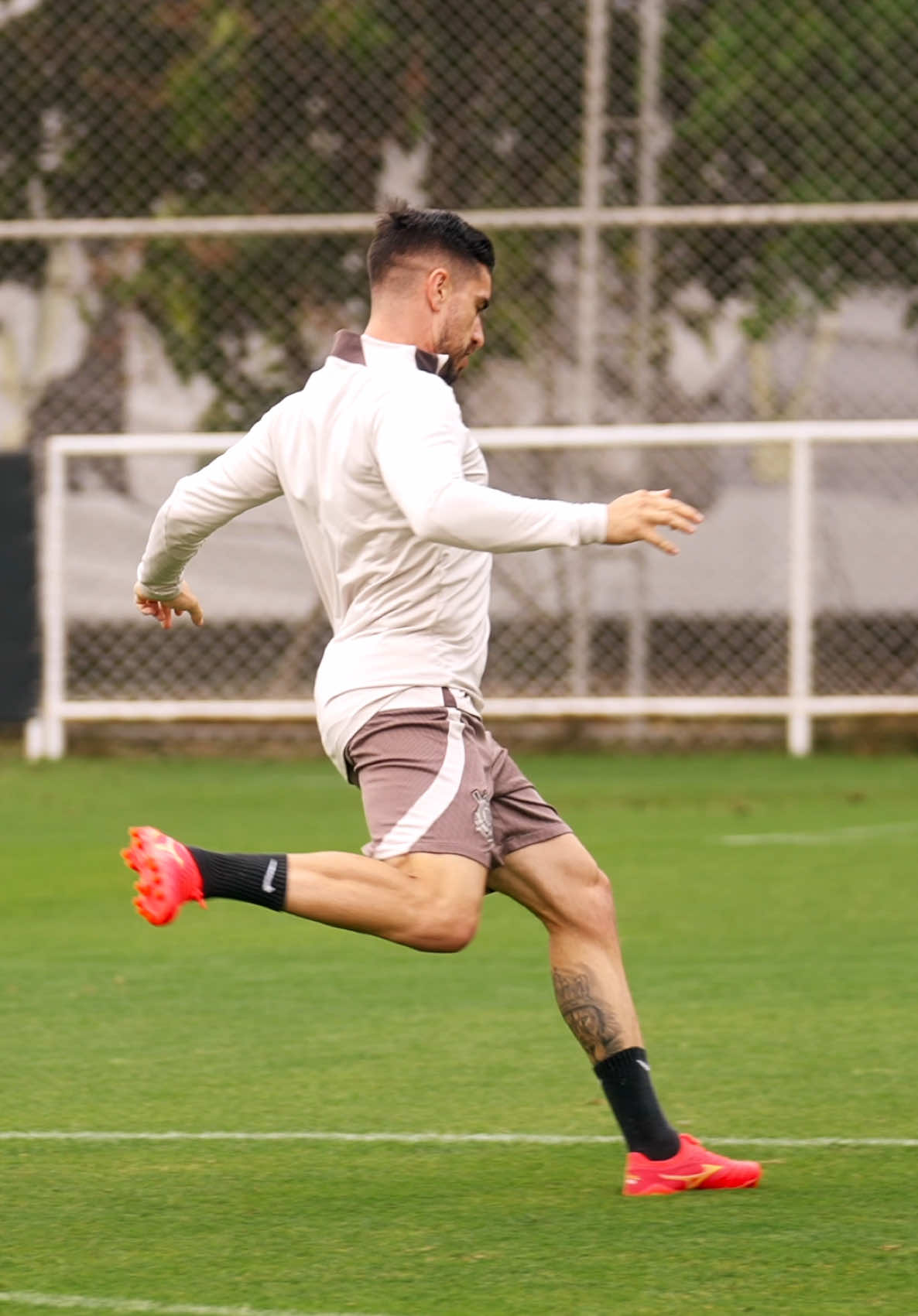 Treino do Timão segue a todo vapor! ⚽ O elenco alvinegro treinou dois períodos no CT e deu sequência na preparação para a Copa do Brasil! 🔜 Confira o vídeo completo na Corinthians TV 👉🏼 https://bit.ly/3Xjkt5o #VaiCorinthians