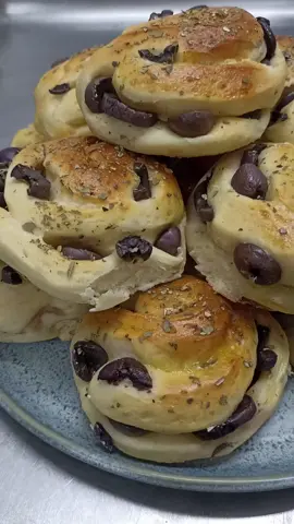 Pan con aceitunas!! 580 gr de harina  8 gr de levadura seca 40 gr azúcar  250 ml leche 2 huevos 30 gr de leche en polvo 12 gr de sal 40 gr de mantequilla  300 gr de aceitunas  negras sin pepas