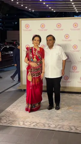 World Richest Couple Mukesh Ambani and his wife Nita Ambani latest cutest Snapped. #mukeshambani #nitaambani 