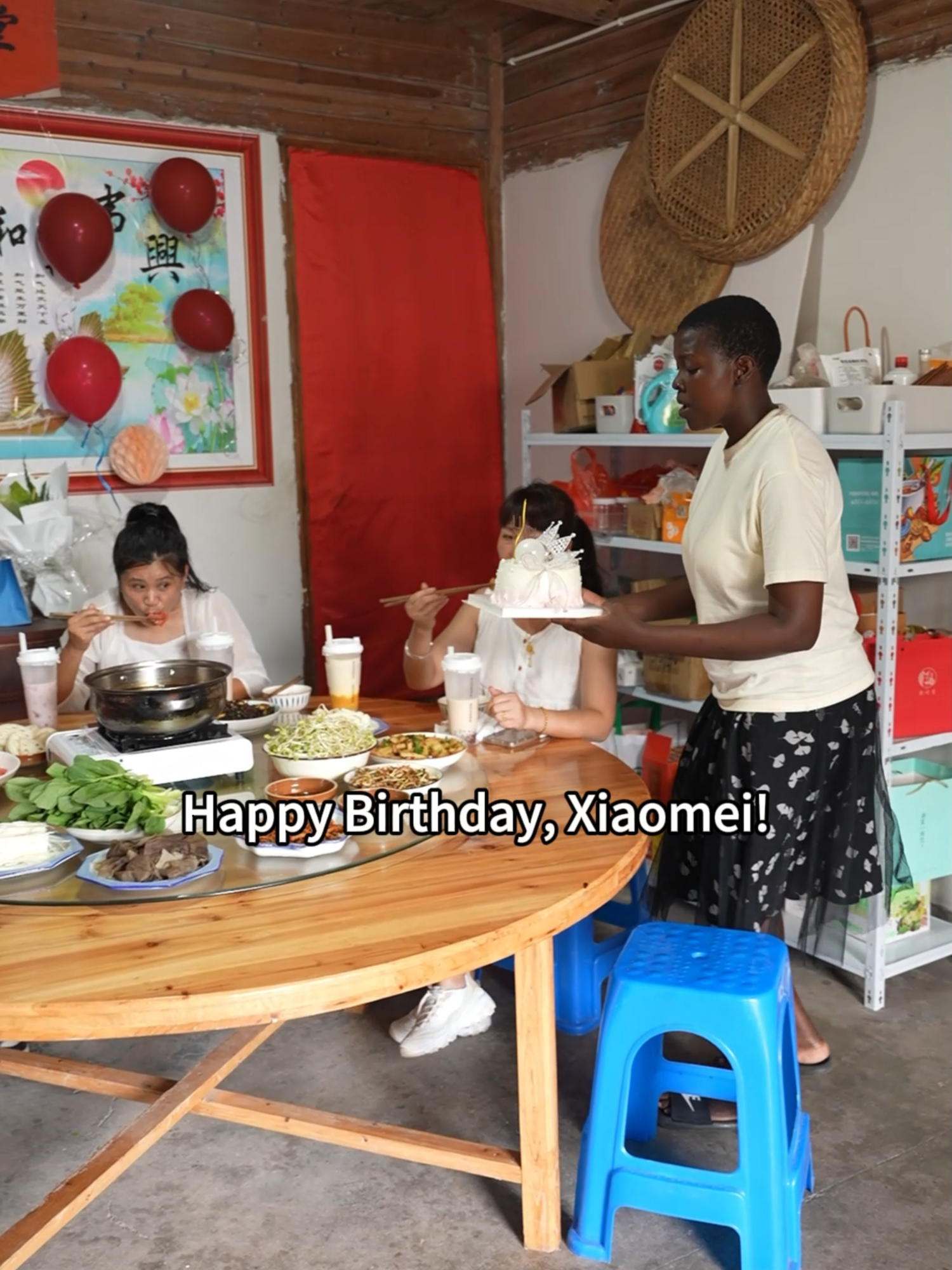 It's Xiaomei's birthday today🎂 Ever since she got married here, she hasn't had much of her hometown food, so we made a special meal for her birthday.