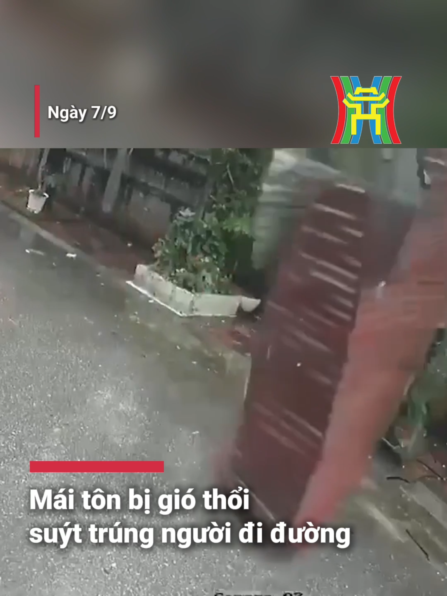 Thót tim: Tôn bị gió thổi, suýt rơi trúng người đi đường #htvdaihanoi #tiktoknews #baoso3 #baoyagi #thoitiet