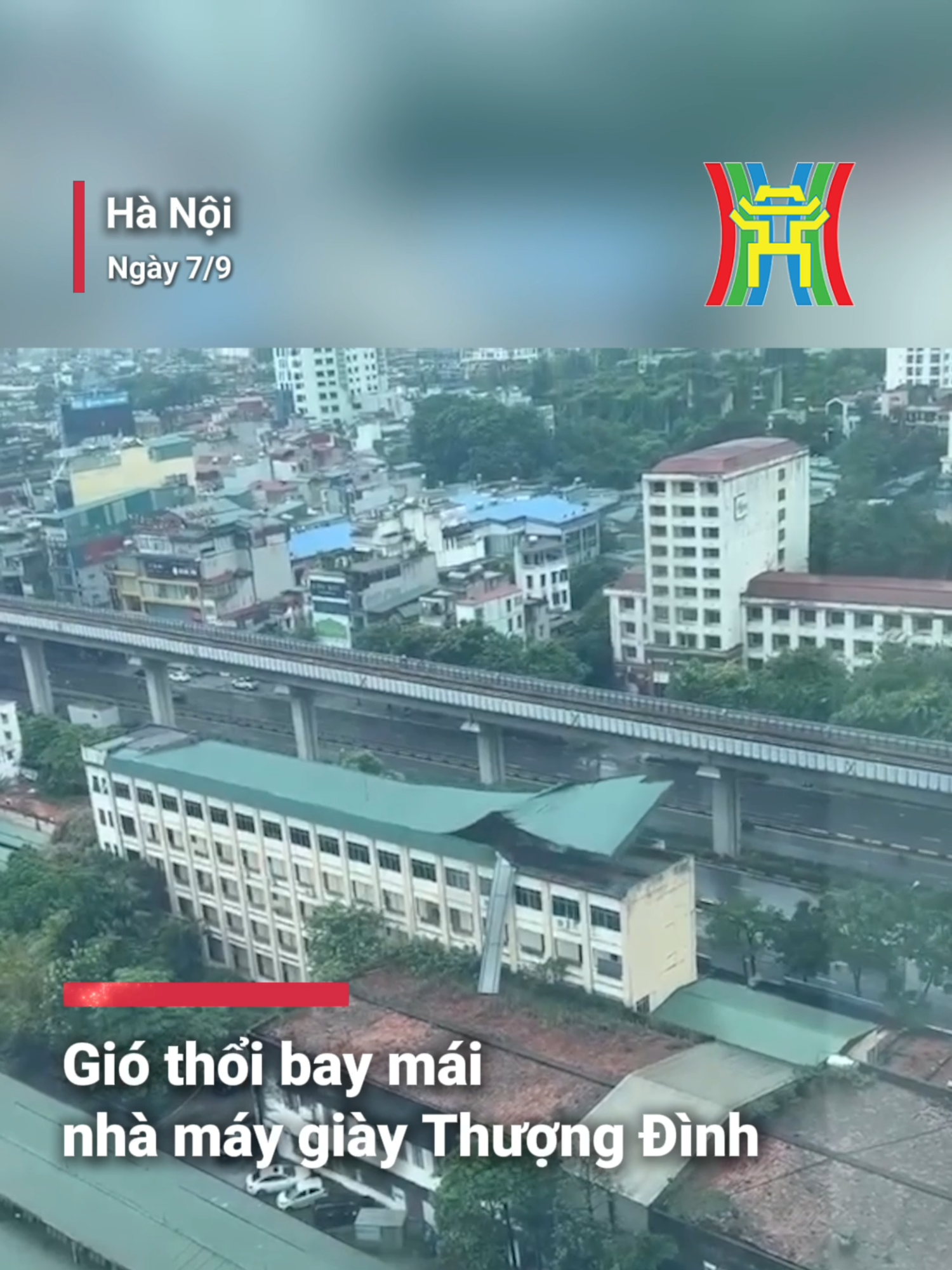 Gió thổi bay mái nhà máy giày Thượng Đình (Thanh Xuân, Hà Nội) #htvdaihanoi #tiktoknews #baoso3 #baoyagi