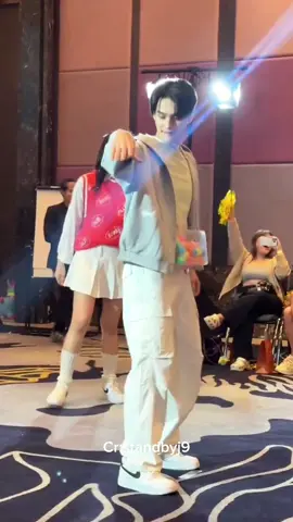 ขำพี่เก่งไม่ไหว สเต็ปแดนซ์ไม่เหมือนใครไม่มีใครเหมือนจริงๆ แล้วคือจริงจังมาก😂 @Harit_keng #kengharit #เก่งหฤษฎ์ 