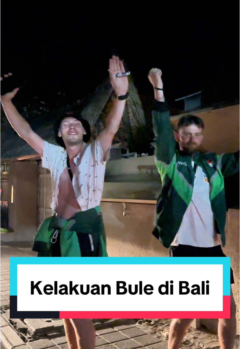 Ternyata bahagia itu sederhana ya guys. Bisa pake jaket ojol aja sudah bisa bikin mereka bahagia. 