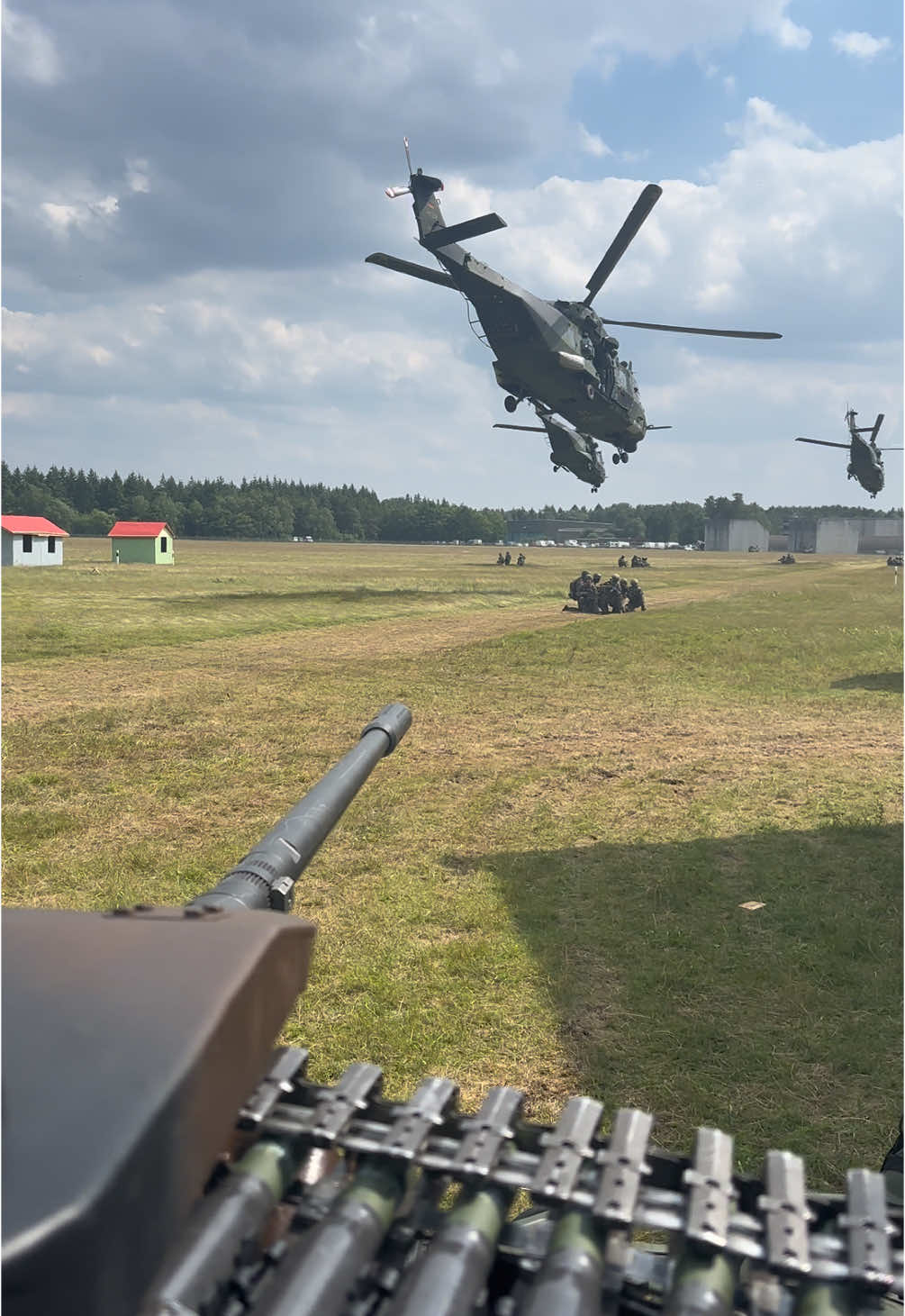 Hausbesuche  #bundeswehr #military #herr #foryoupage #wirdienendeutschland #aviation #wiesel #militarylife #egb #airraid 