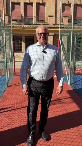 Terminata la ristrutturazione della scuola superiore Azzarita, che fa parte dell’Istituto scolastico Tommaso Salvini. In questo grandissimo plesso scolastico è stato fatto un importante ripristino conservativo delle facciate, impermeabilizzazione dei terrazzi e revisione della copertura del tetto.  Abbiamo riqualificato un esempio di edilizia storica della nostra città, rispettando i parametri di autenticità per ridare splendore ad un edificio unico e restituirlo alle studentesse e agli studenti romani. Un cantiere concluso in anticipo di ben 2 anni rispetto alla scadenza dei fondi PNRR, che fa parte di un più ampio progetto di riqualificazione di 175 istituti scolastici.  @Daniele Parrucci @Roma Capitale 