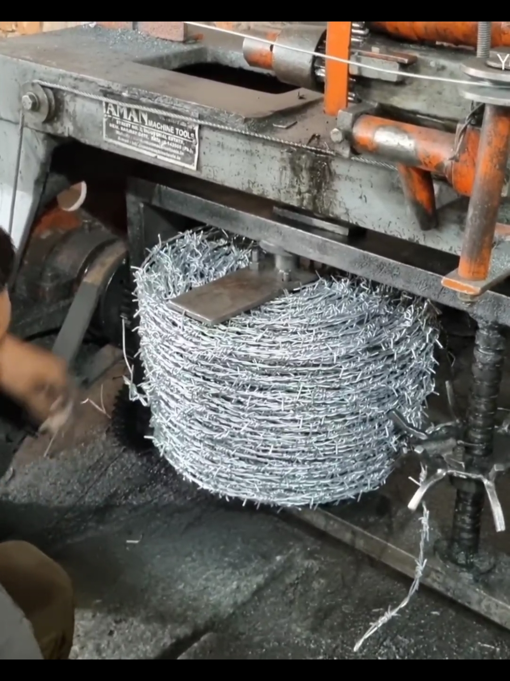 Automatic Barbed wire making machine in indian Factory #foryoupage #fyp #fyppppppppppppppppppppppp #amazingtechnology #skills #barbedwire​ #machine​#howtomake 