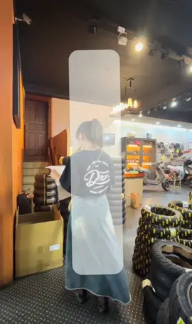 各品牌輪胎大進貨day📦 店裡直接被輪胎大軍們佔滿😱 大家同心協力當搬運小工 好療癒好可愛💗💗🤣 #我要流量  #drvvespa #vespataiwan #偉士牌 #屏東偉士牌 #進貨  #摩托車 #上班 #日常 #搬運工 #療癒 #分享 #剪輯 #衝刺150 #春天150 #春天125 #lx125 #雪地白 #消光黑 #風暴灰 #淺褐沙 #奇異果綠 #土耳其藍 #霓虹橘