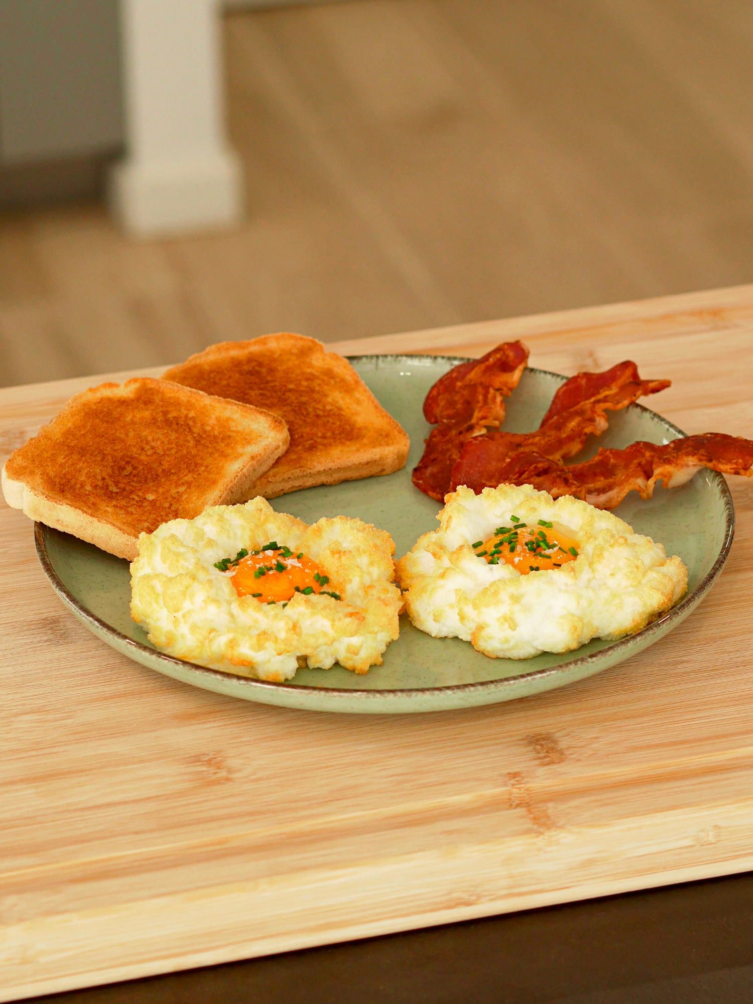Esto Manda Huevos Ep. 1 | Huevos Nube INGREDIENTES: - 2 Huevos - 1 Pizca de Sal - 25 g de Queso Parmesano Rallado - Escamas de Sal - Cebollino - Bacon - Tostadas . . . . . #huevos #comida #recetasfaciles #recetas #receta #comer #food #foodie #parati #fyp #viral
