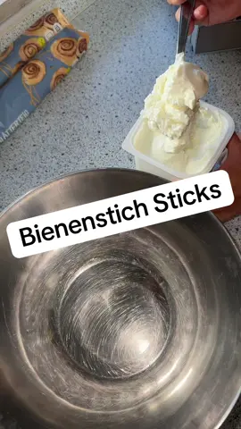 Bienenstich Sticks 500g quark  1 ei  100g Zucker 2 pck. Vanille Puddingpulver 2 Blätterteigrollen 100g mandelblättchen #viral #fy #food #essen #einfacherezepte #schnell #lecker #bienenstich #bienenstichsticks #dessert #nachtisch 
