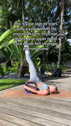 One of my favorite low impact workouts from home🪄 #athomeworkout #workoutsforwomen #yogawheel 
