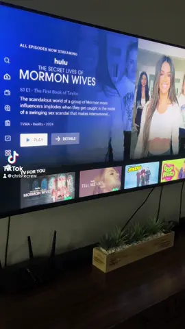 Watching @secretlivesonhulu the right way! @Taylor Paul #momtok #secretlivesofmormonwives 