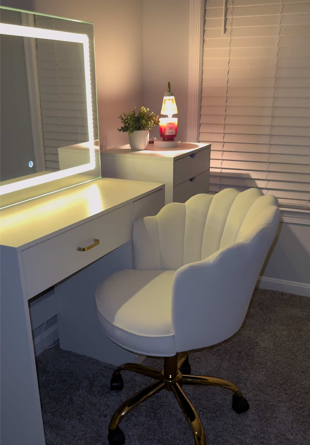 Its just too perfect!!! ✨ #vanitychair #vanity #makeupvanity #girlythings #aesthetic #gold #makeupblogger #creatorsearchinsights #TTSbeautybesties #TTSBeautytrends #furniture #vanitysetup #rushready #treasurefinds  #tinashome #tinashomeglobal #tinashomechair #petalchair @tinas_home_global 