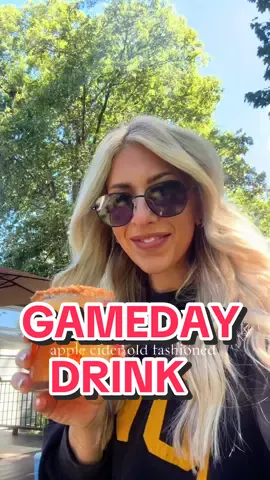 Apple cider old fashioned for GAMEDAYYYYYY!! Lets go hawks 🖤💛🏈🥃🍁 #gameday #iowa #fallcocktail #hawkeyes #tailgate #applecider 