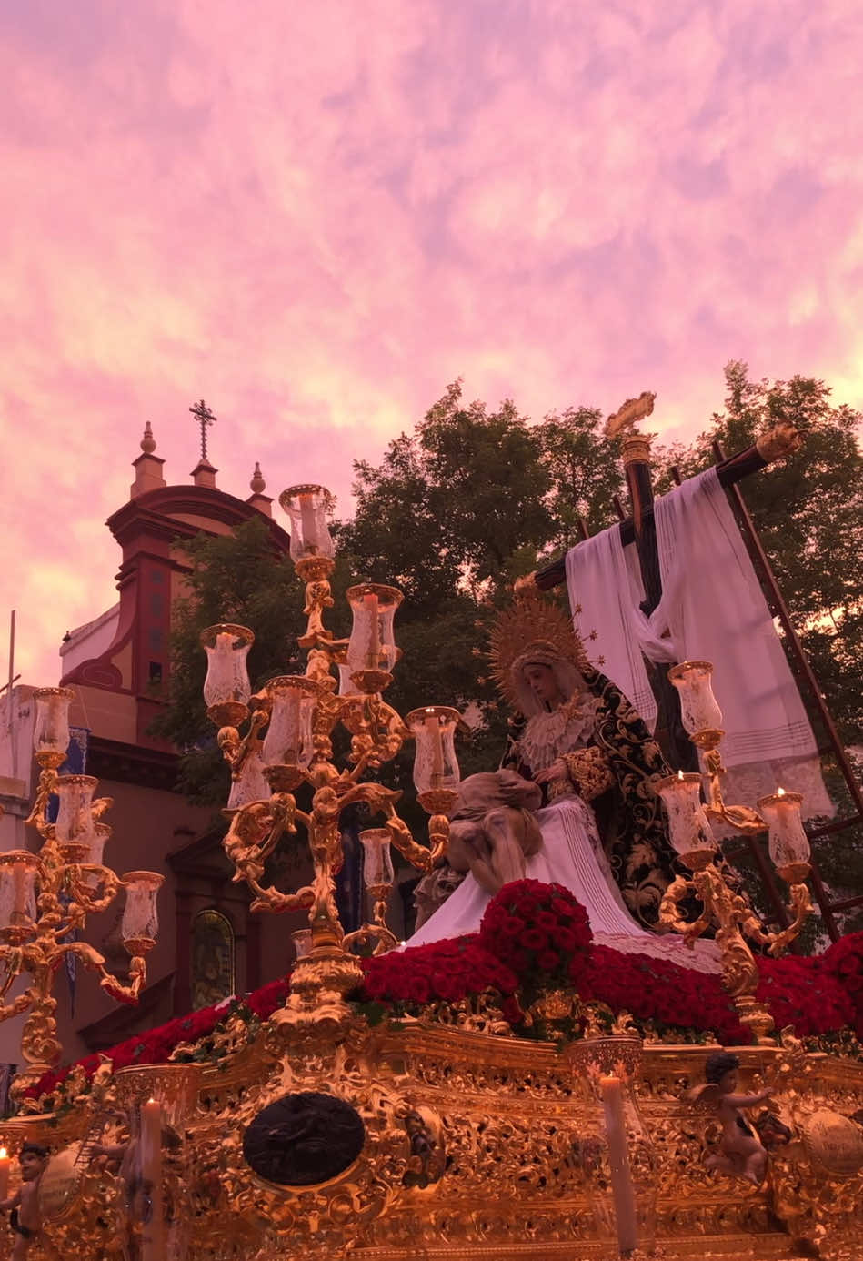 El color del cielo de la Calle Adriano para recibir a la Piedad 🤩 📹: PROPIO #baratillo #coronacion #sevilla #7deseptiembre #extraordinaria 