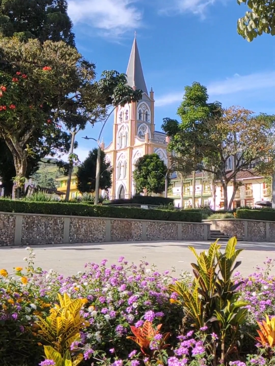 un pueblo mágico de Antioquia 💚🤍  sabes cuál es su nombre? #pueblo #pueblomagico #pueblos #antioquia #colombia 